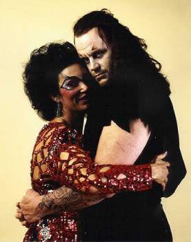 Undertaker abrazado a cherry